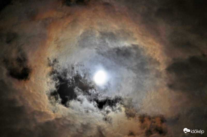 A holdkoszorú kapujában :) 