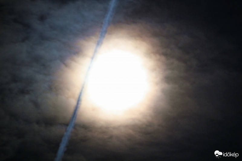 Holdkoszorú kondenzcsíkkal.