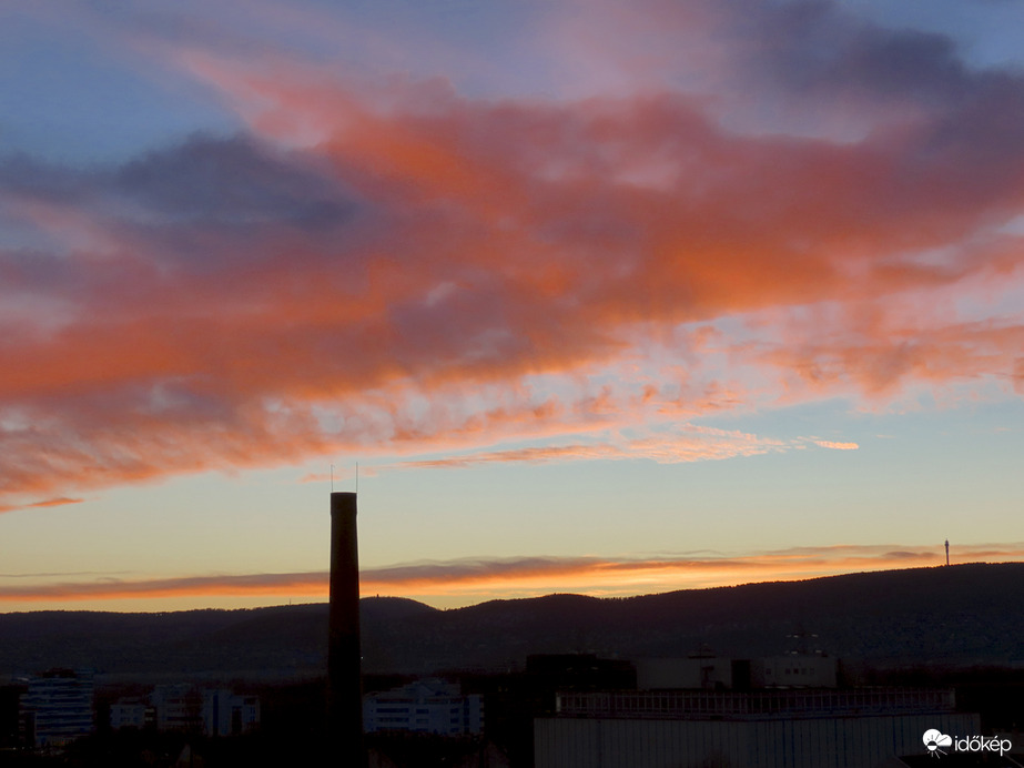 "Naplemente, jön az este, harmatcsepp hull a kezemre"