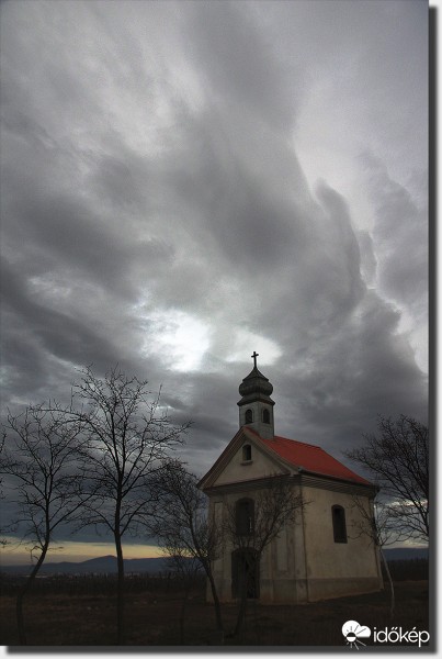 A kápolna felett