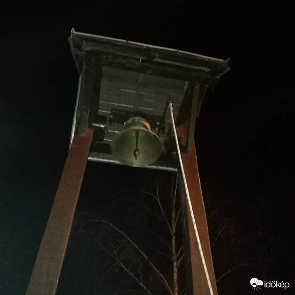 Harangláb alatt 