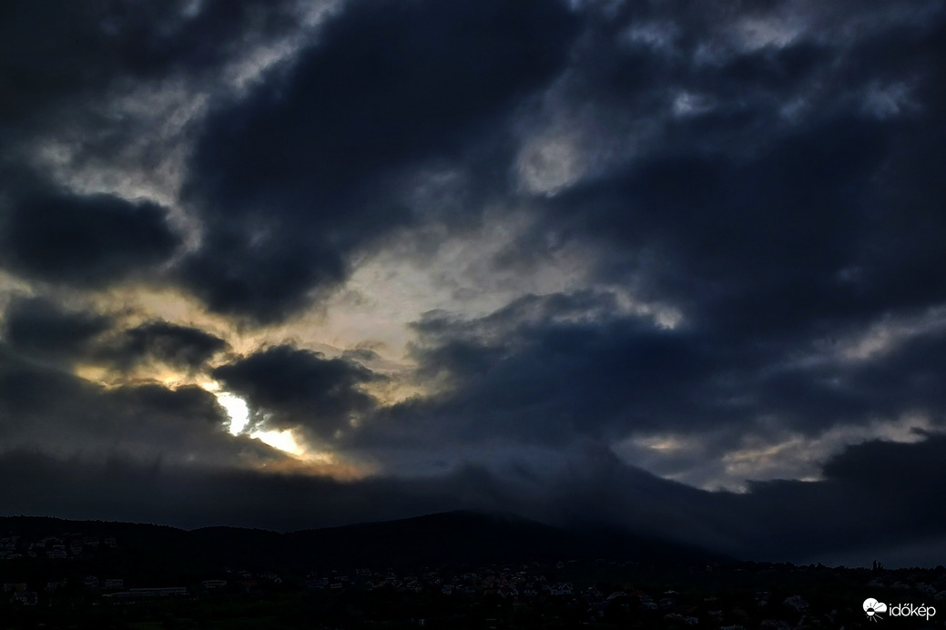 Napnyugta felhőben