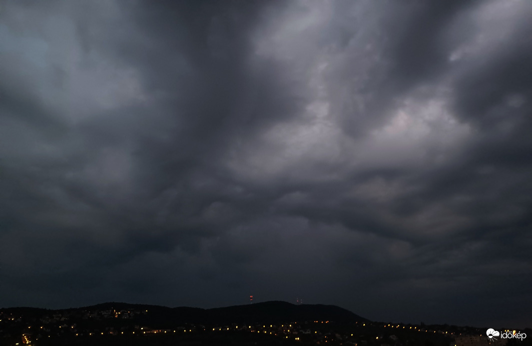 Hajnali égkép Óbuda felett