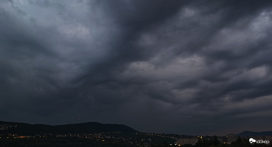 Hajnali égkép Öbuda felett