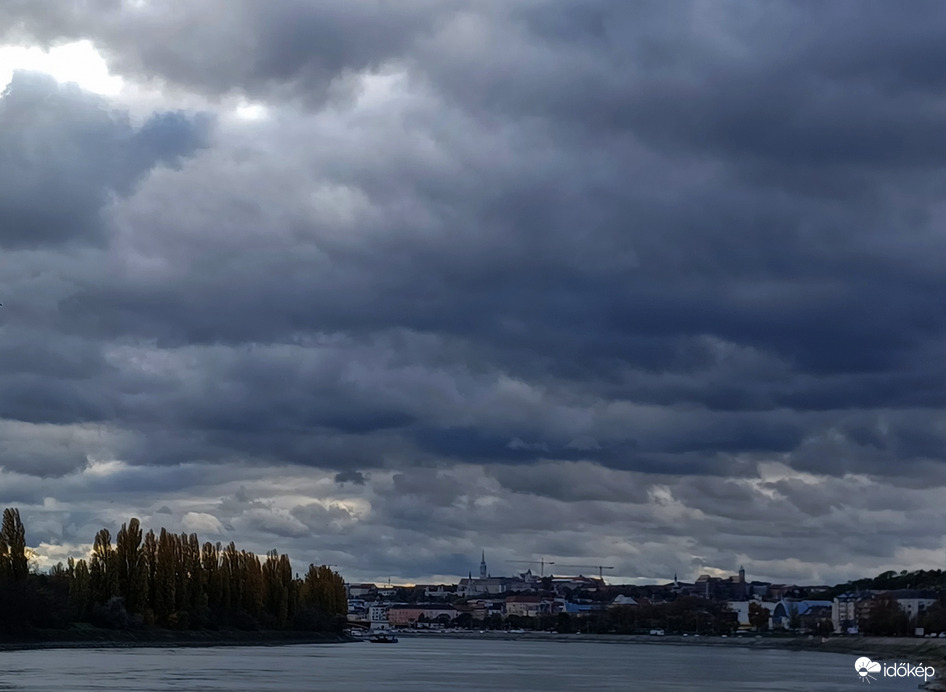 Felhők Budapest felett