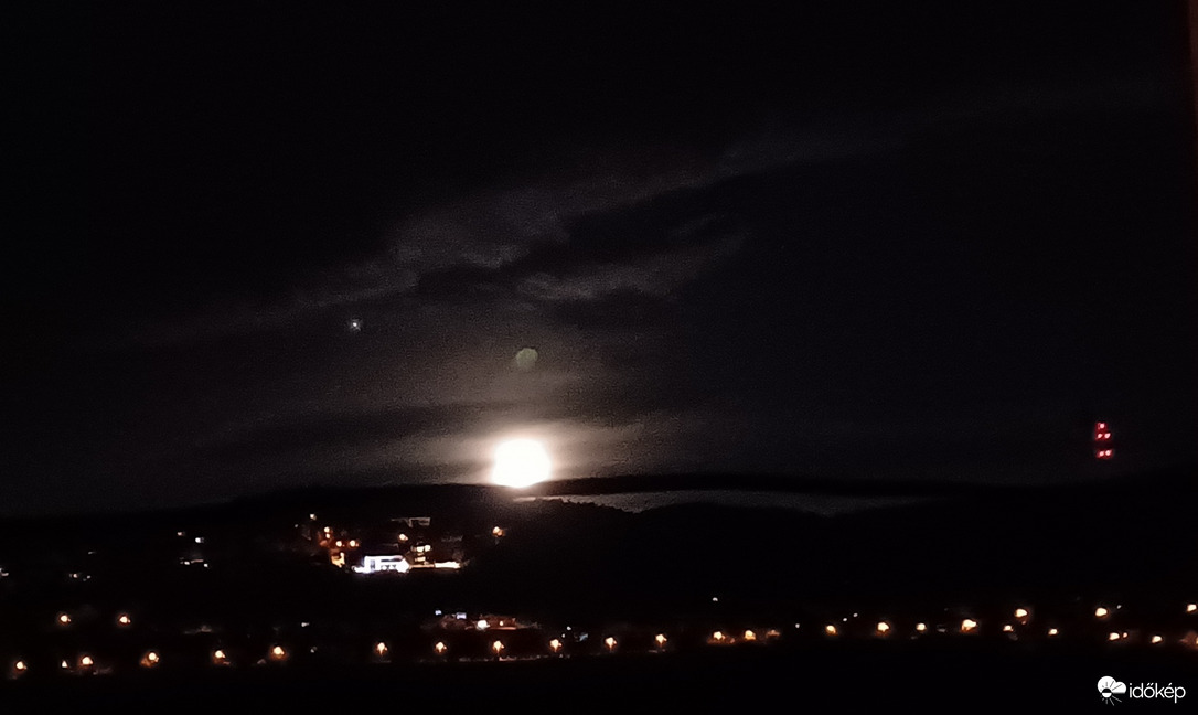 Hold- Jupiter együttállás ma hajnalban 3.18-r