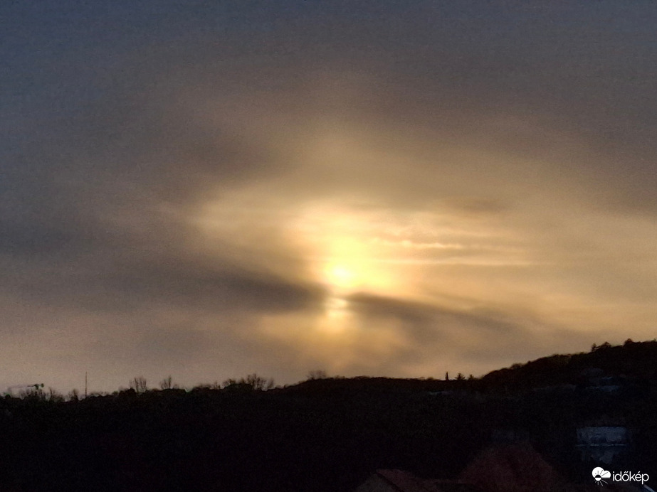 Végre, hosszú hetek után előkerült  a Nap is. :)  Már készülődik nyugovóra! :)