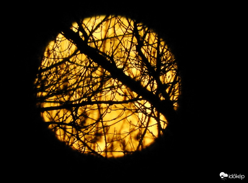 A hold még alacsonyan