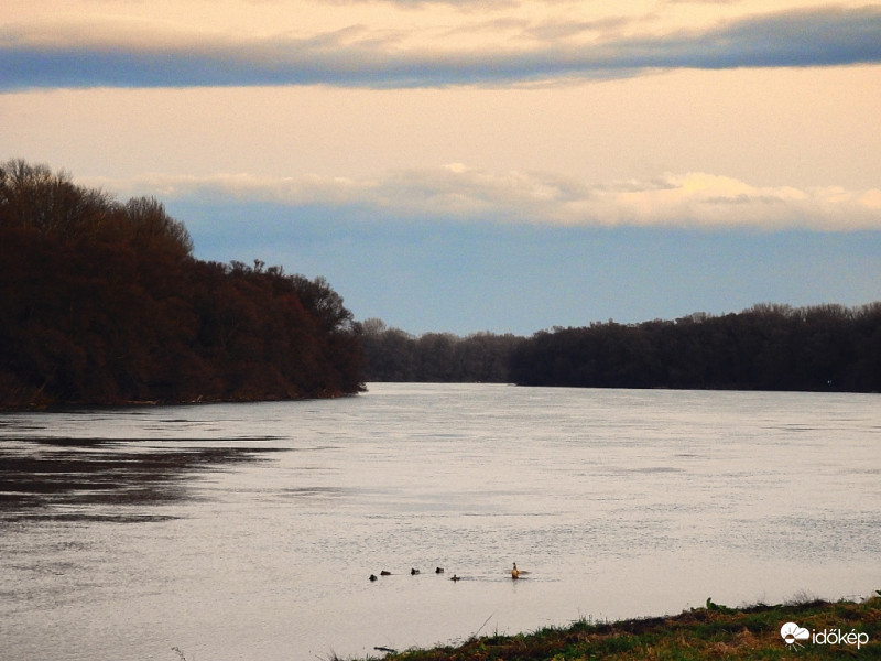 Kis Duna-ág a Dunakanyarban ma naplemente végén