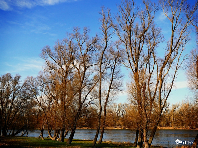 Kis Duna-ág a Dunakanyarban ma délután