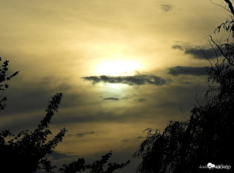 Felhős naplemente tegnap este