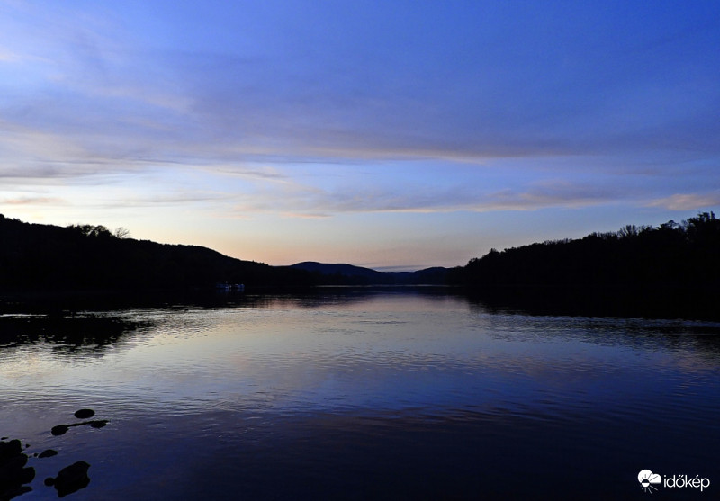 Naplmente után kék órában