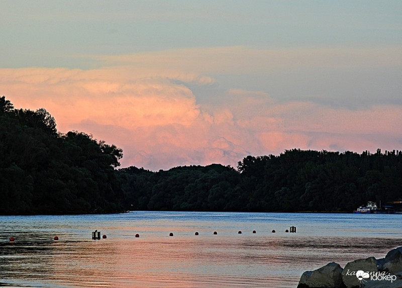 Tegnap este a lemenő nappal szemben