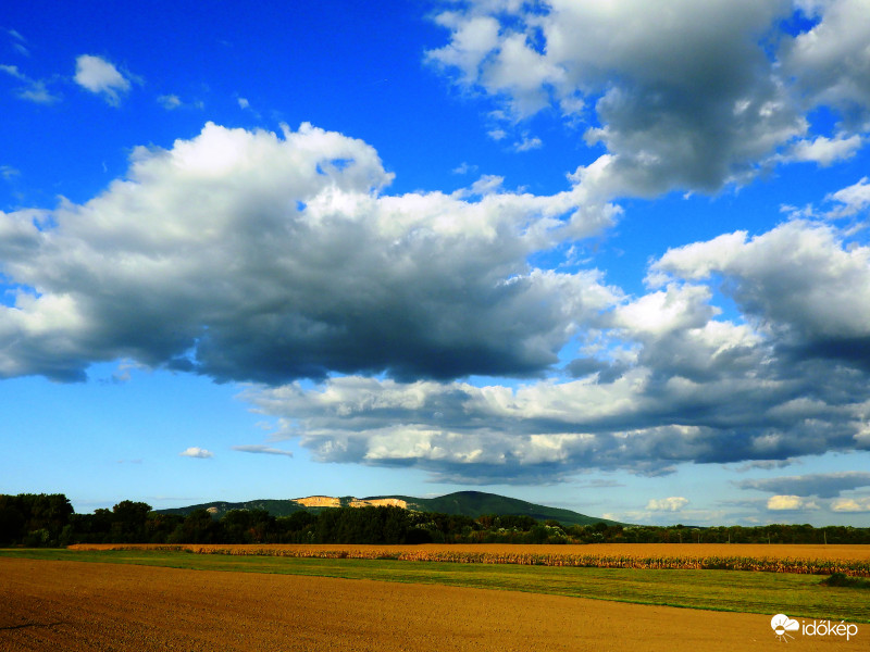 Dunabogdányi határ, szemben a Duna bal oldalán a Naszály