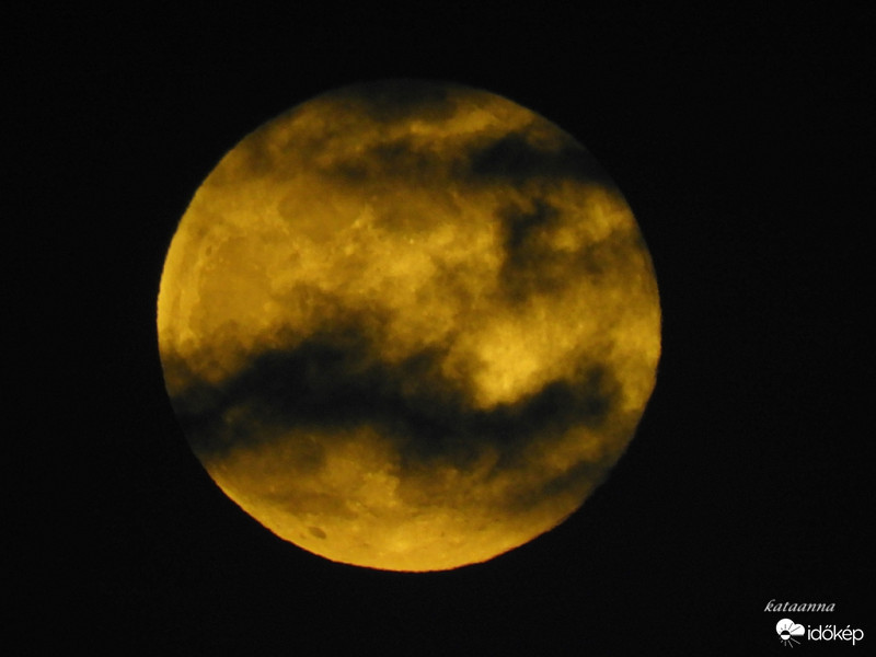 Szuperhold tegnap 18 óra után felhőkkel