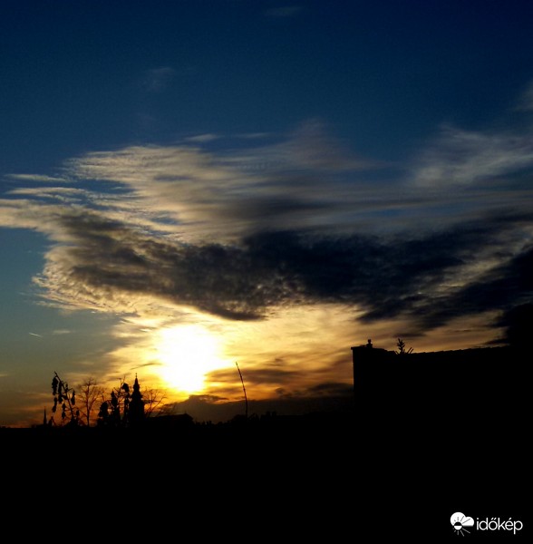 Harapós esti felhő