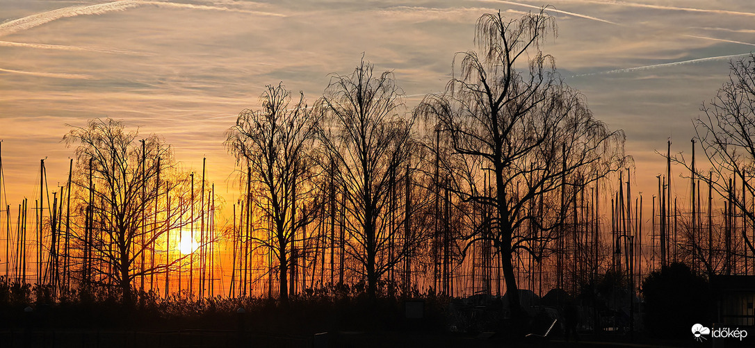 Naplemente a kikötőben