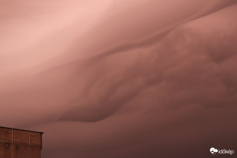 Reggeli zivatar előtt, Gödöllőn