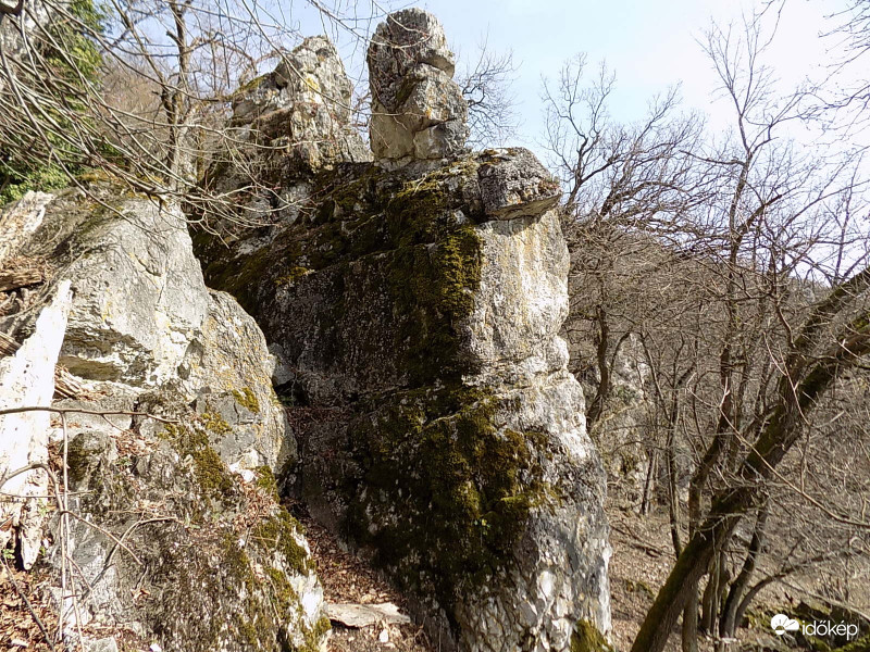 Sziklatornyok.