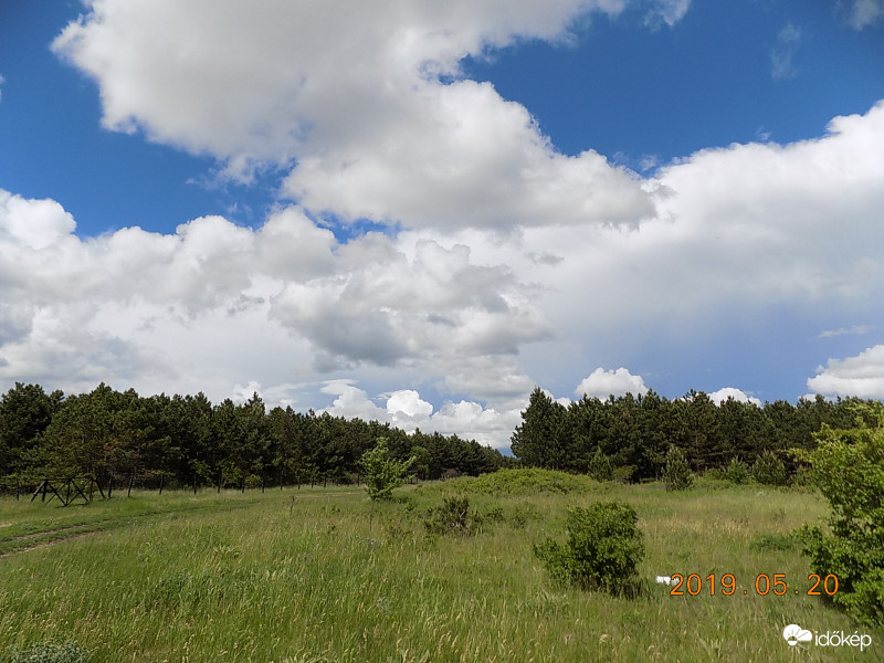 Tájkép gomolyokkal.