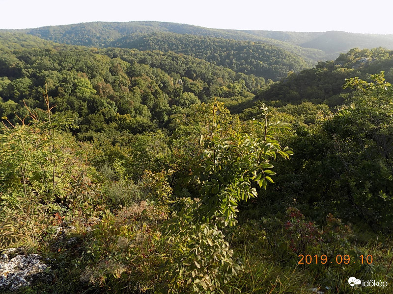 Reggeli domborulatok.