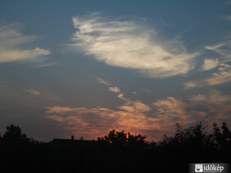 Naplemente cirrusokkal megfestve