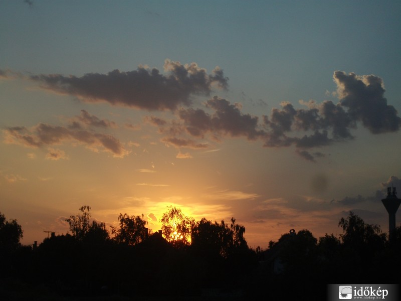 Izzik a felhő Naplementekor. 
