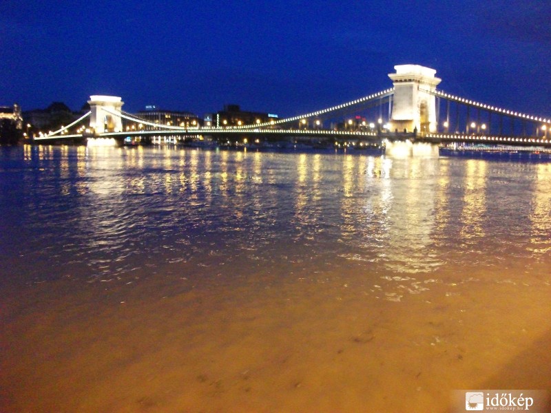 Híd kivilágítva...