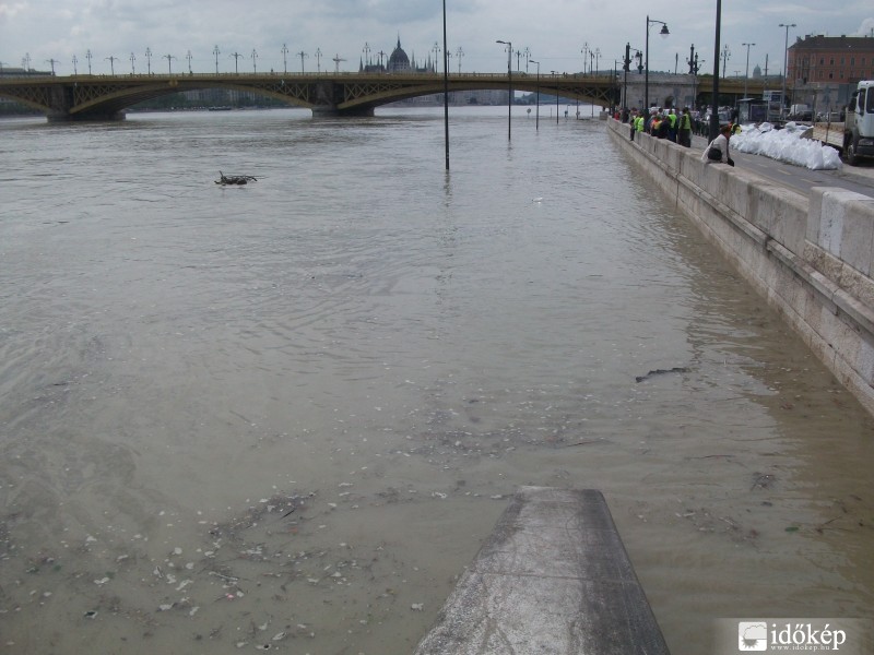 Közeledve a Margit hídhoz. 