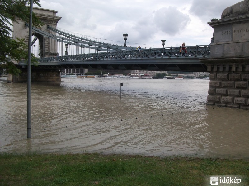 A lánchíd lábánál sem rózsás a helyzet...