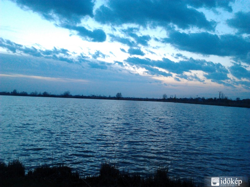 A közeli tónál, Naplement után!