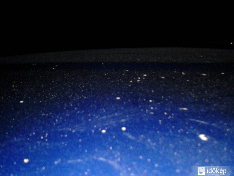 A motorháztetõn is sáros cseppek vannak.