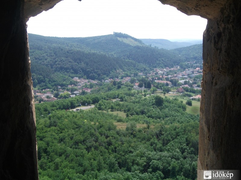 Az ablakból a völgy