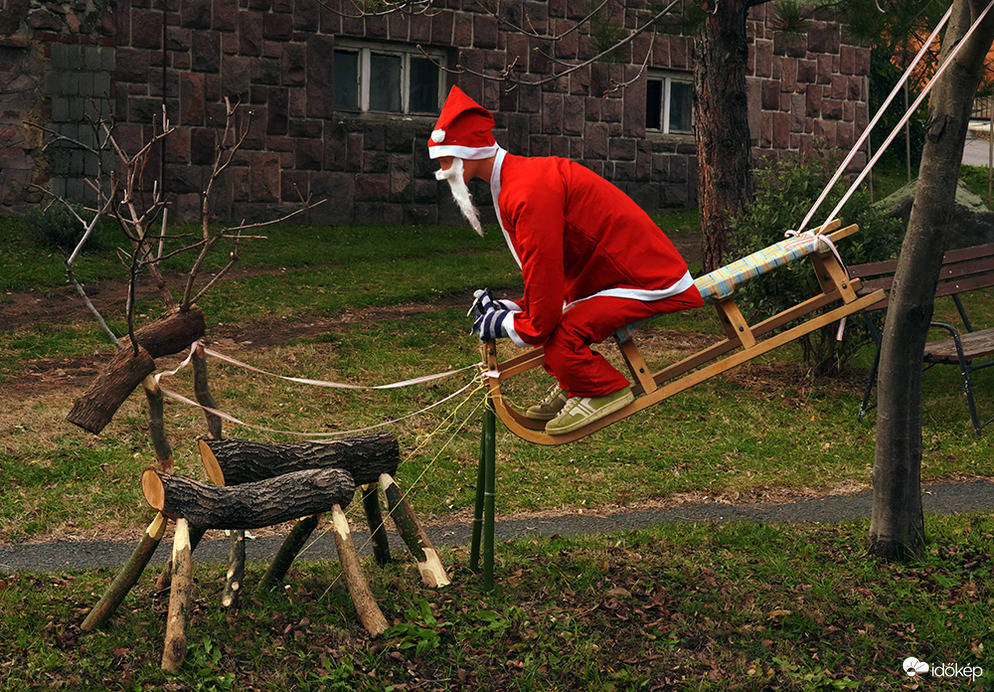 A mikulás már hasít