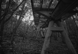 Acélszerkezet az erdő mélyén