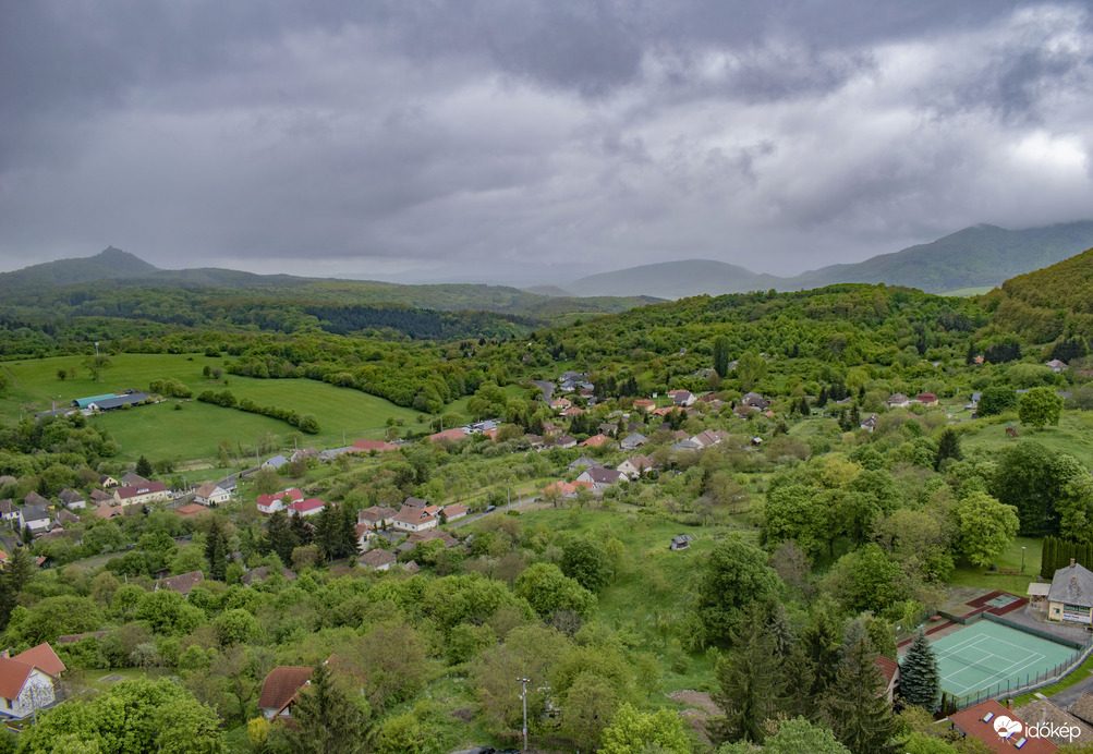 Somoskői vár a szakadó esőben