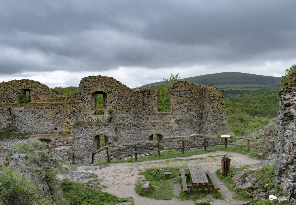 Somoskői vár a szakadó esőben