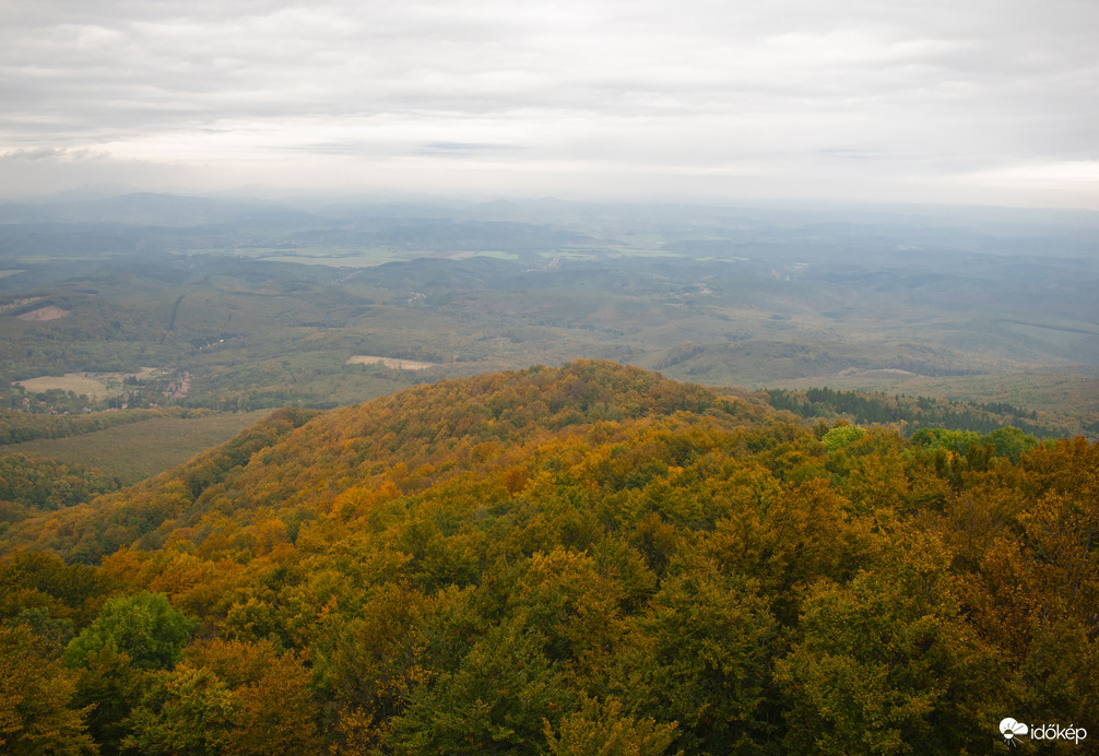 Felhőben a Galya-kilátó