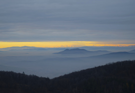 Naplemente a ködtenger felett