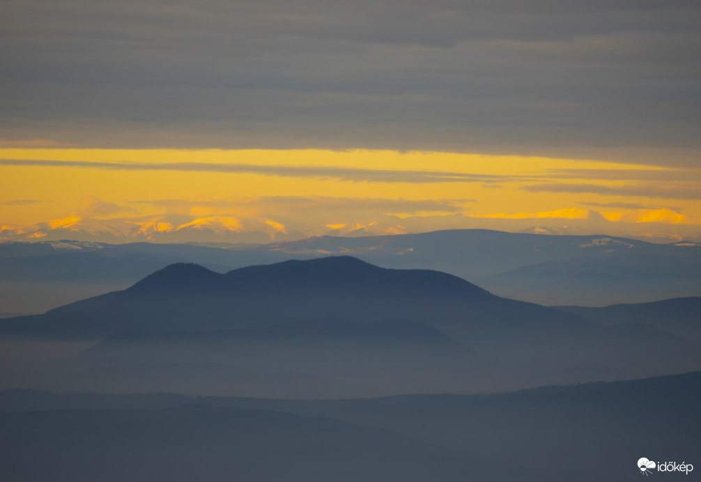 Naplemente a ködtenger felett