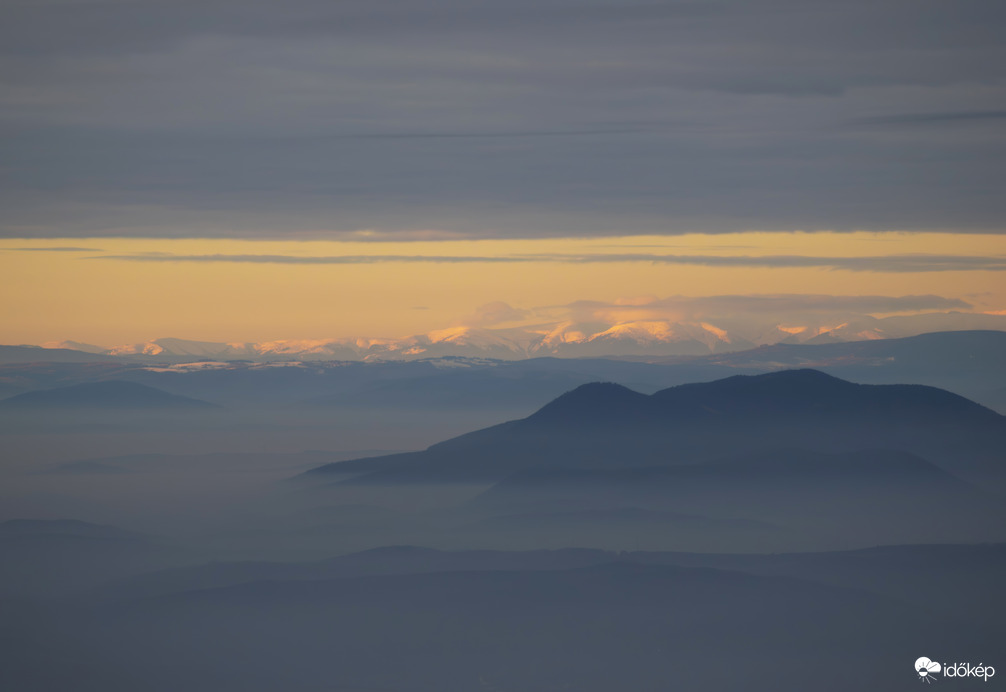 Naplemente a ködtenger felett