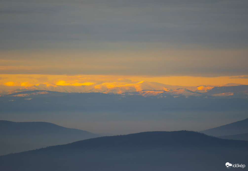 Naplemente a ködtenger felett