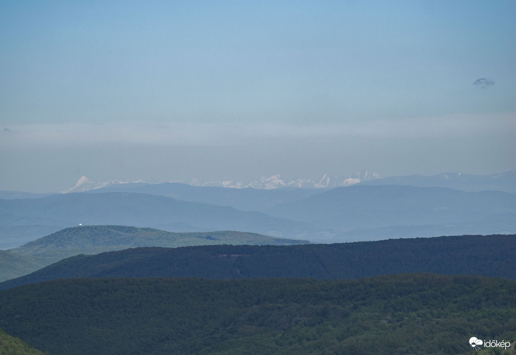 Somoskői vár, háttérben a Magas-tátra