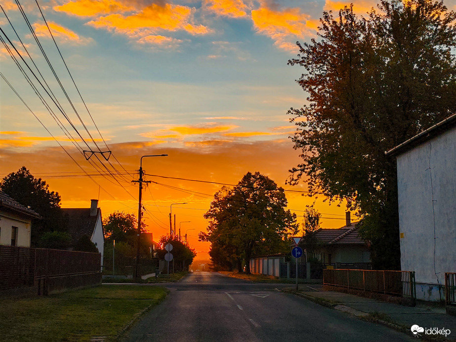 Gyönyörű napfelkelte 