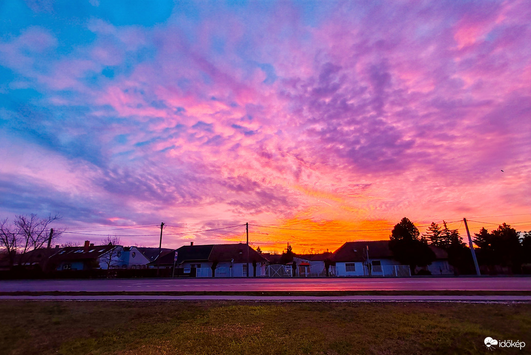 Ma reggeli káprázatos színekben pompázó napfelkelte