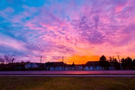 Ma reggeli káprázatos színekben pompázó napfelkelte