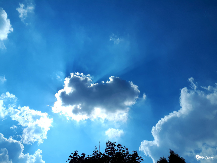 Velence, 13.30, enyhén gomolyfelhős, 27 C fok