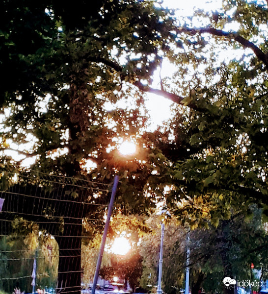 Kettős naplemente Velencén (égen és vízen) a Kastélyparkból fotózva