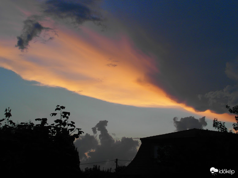 "Macska a forró bádogtetőn" a háttérben Nagy-britannia sziluettjével