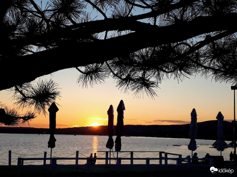 Naplemente a Velencei-tónál